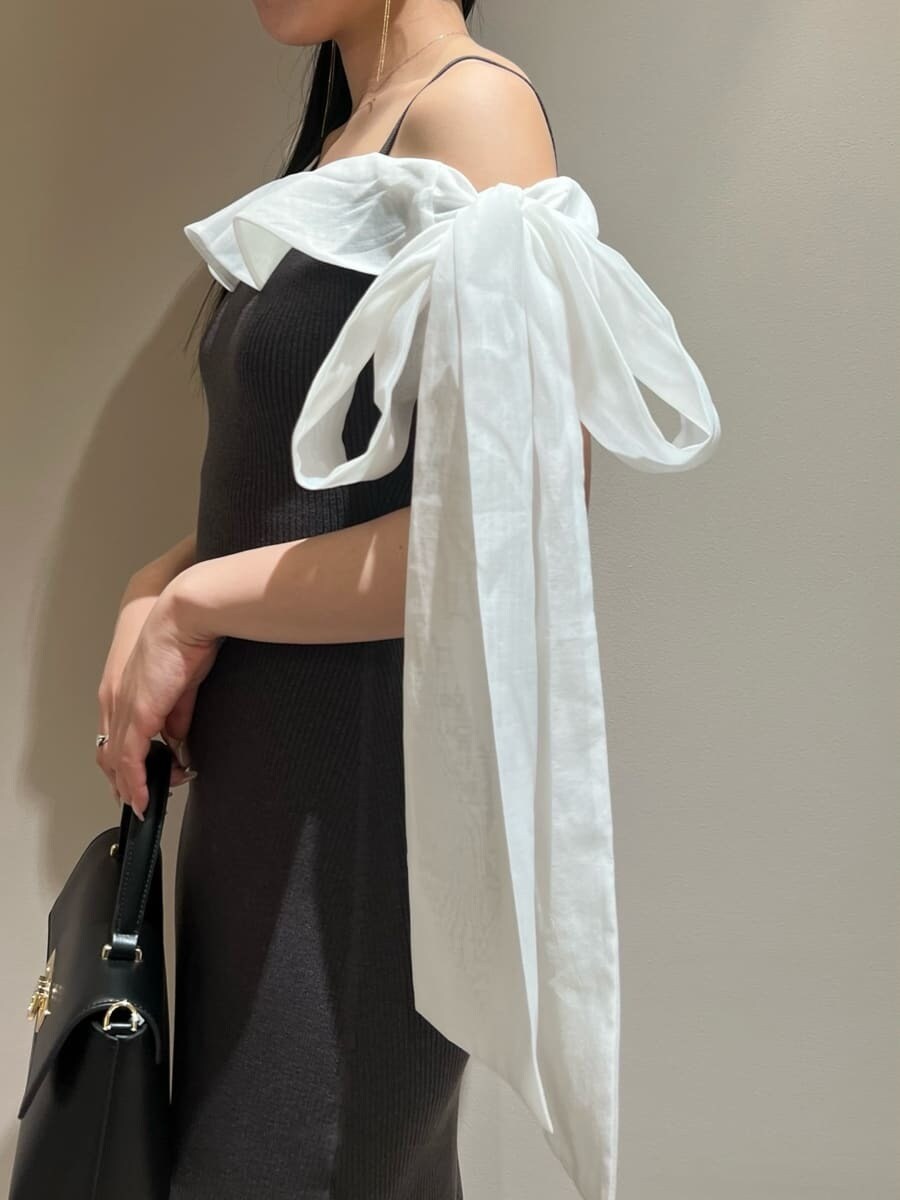 グレー系のワンピース、ブラック系のショルダーバッグ、その他のピアス（両耳用）を着用したレディースの夏コーディネートの7枚目の写真