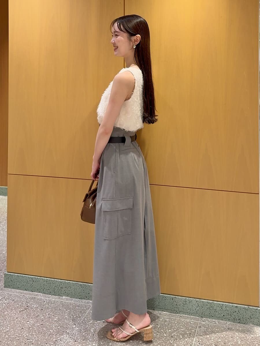 グレー系のスカート、その他のサンダル、ブラウン系のボストンバッグを着用したレディースの夏コーディネートの2枚目の写真