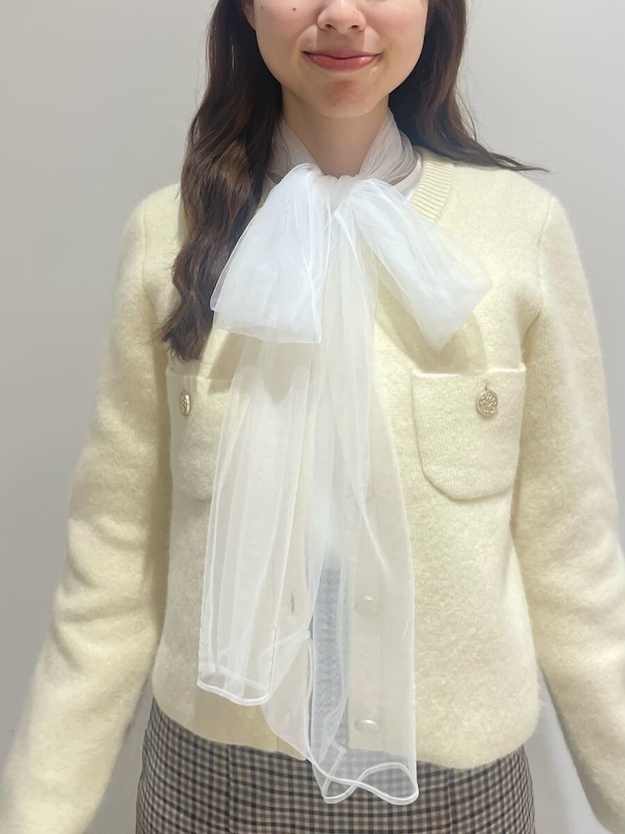 ホワイト系のニット/セーター、イエロー系のノーカラージャケット、その他のスカートを着用したレディースの秋コーディネートの4枚目の写真