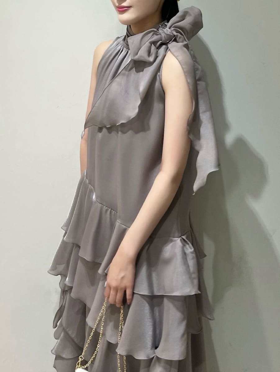 ホワイト系のショルダーバッグ、ブラック系のサンダル、グレー系のドレスを着用したレディースの夏コーディネートの5枚目の写真