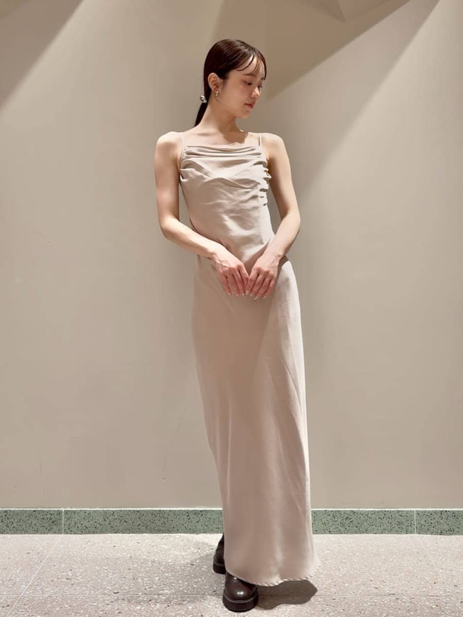 ホワイト系のブルゾン、ブラウン系のチャームを着用したレディースの秋コーディネートの5枚目の写真