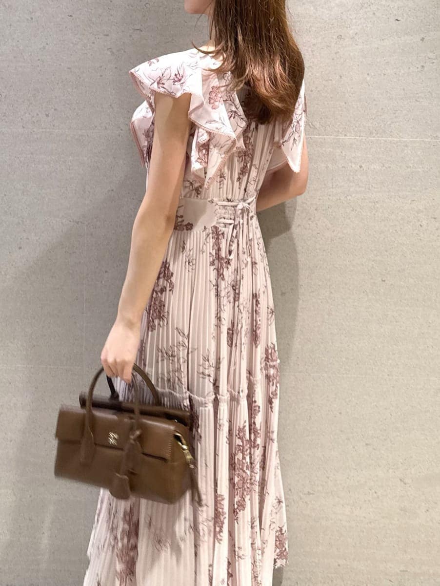 ピンク系のワンピース、ブラウン系のサンダル、ブラウン系のボストンバッグを着用したレディースの夏コーディネートの4枚目の写真
