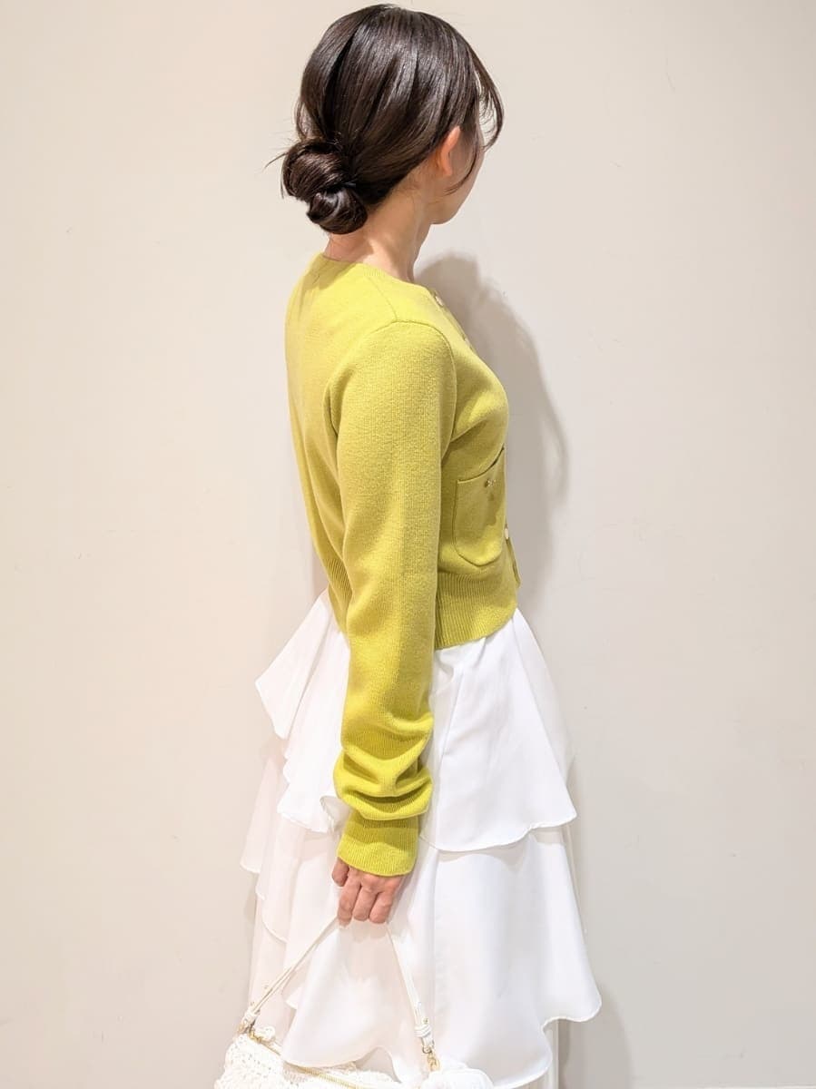 ブラック系のブーツ、イエロー系のワンピースを着用したレディースの冬コーディネートの5枚目の写真