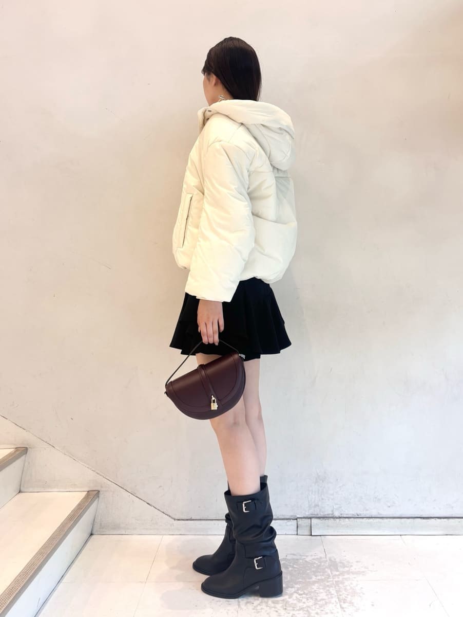 ブラウン系のハンドバッグ、ホワイト系のニット/セーター、ブラック系のその他パンツを着用したレディースの秋コーディネートの7枚目の写真