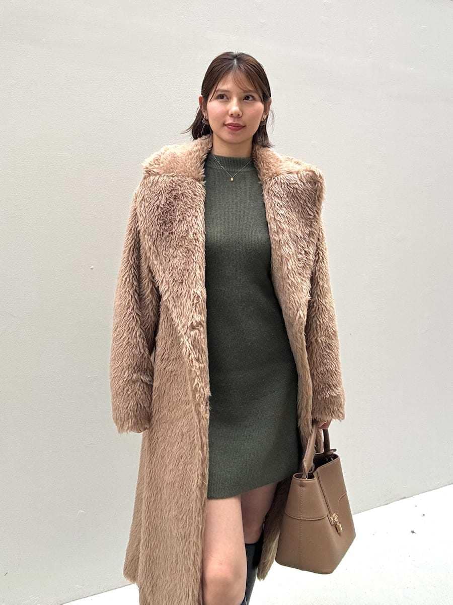 ブラック系のブーツ、グリーン系のワンピース、グリーン系のカーディガン/ボレロを着用したレディースの冬コーディネートの3枚目の写真