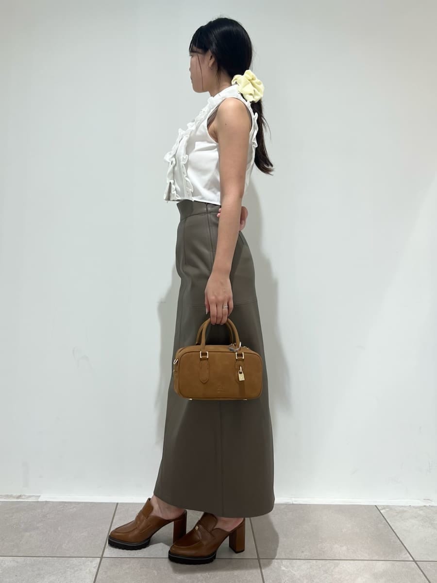 ホワイト系のシャツ/ブラウス、ブラウン系のスカート、イエロー系のローファーを着用したレディースの夏コーディネートの2枚目の写真