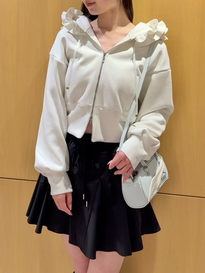 ブラック系のその他パンツ、ブラック系のブーツ、ブルー系のハンドバッグを着用したレディースの冬コーディネートの5枚目の写真