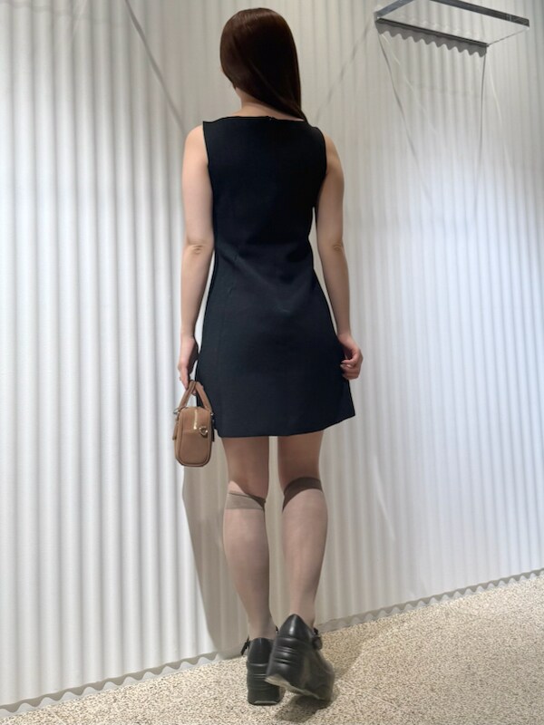 ブラック系のワンピース、ブラウン系のショルダーバッグ、ベージュ系のソックス/靴下を着用したレディースの春コーディネートの7枚目の写真