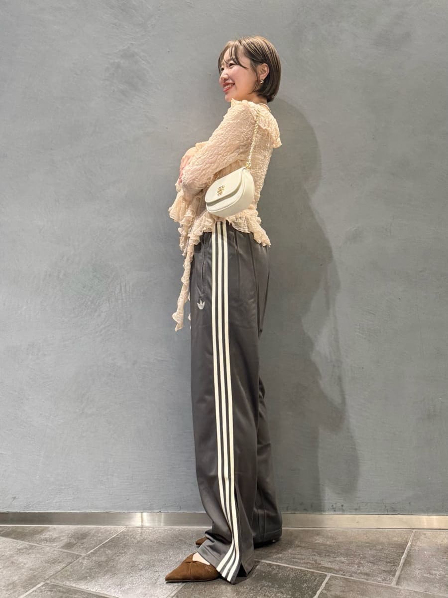 ピンク系のTシャツ/カットソー、グレー系のその他パンツ、ブラウン系のパンプスを着用したレディースの冬コーディネートの2枚目の写真