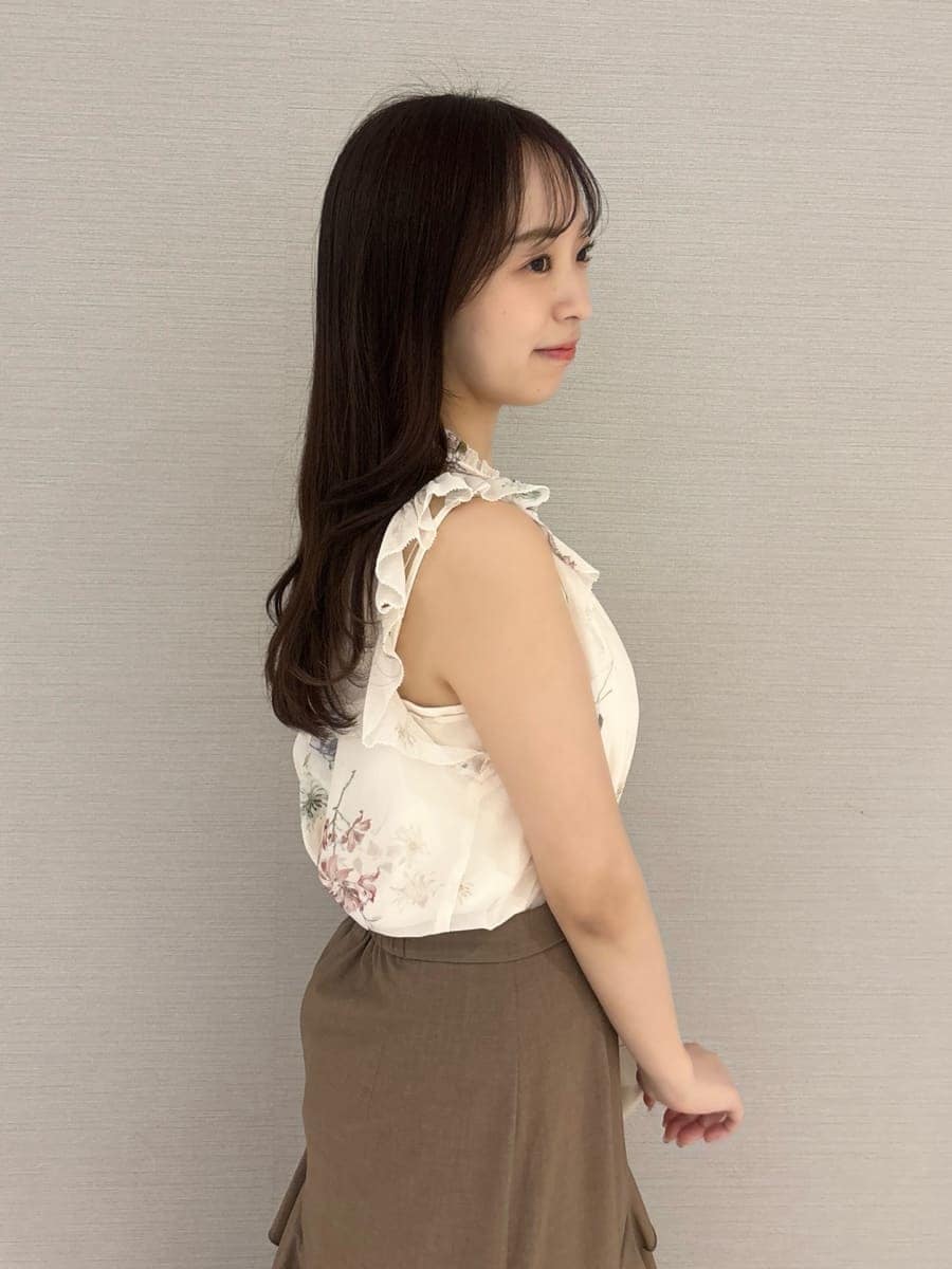 ベージュ系のスカート、ホワイト系のシャツ/ブラウス、その他のサンダルを着用したレディースの夏コーディネートの4枚目の写真