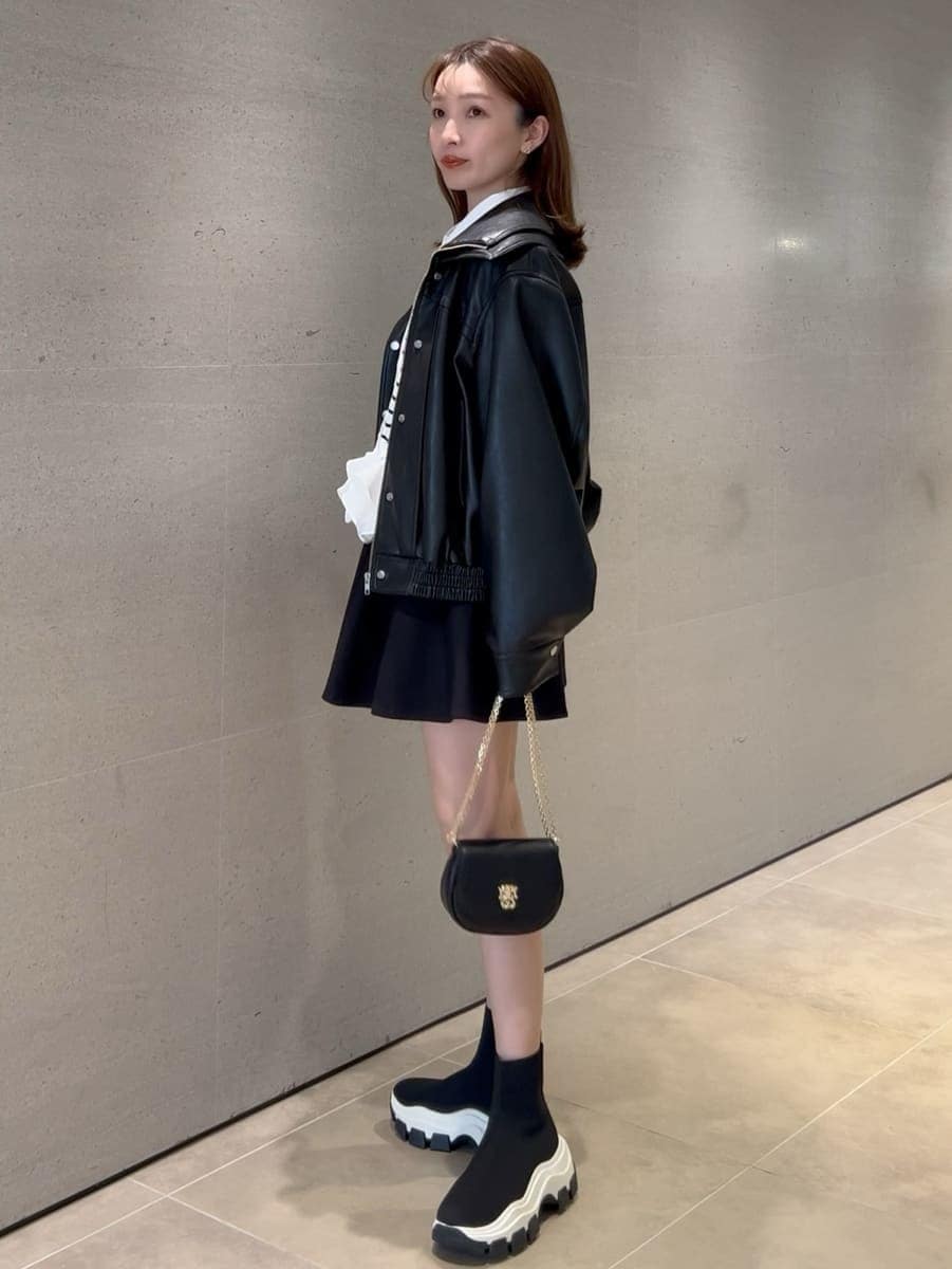 ブラック系のブルゾン、ブラック系のその他パンツ、その他のニット/セーターを着用したレディースの冬コーディネートの8枚目の写真