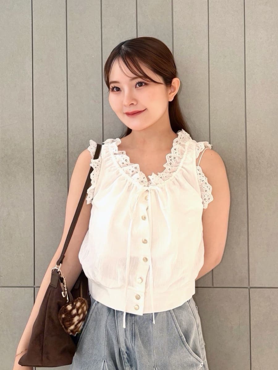 ブルー系のデニムパンツ、ホワイト系のシャツ/ブラウス、ブラウン系のショルダーバッグを着用したレディースの夏コーディネートの6枚目の写真