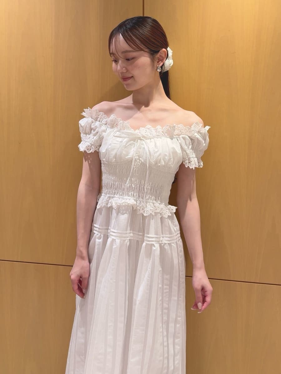ホワイト系のワンピース、ブラウン系のサンダル、ブラウン系のトートバッグを着用したレディースの夏コーディネートの4枚目の写真
