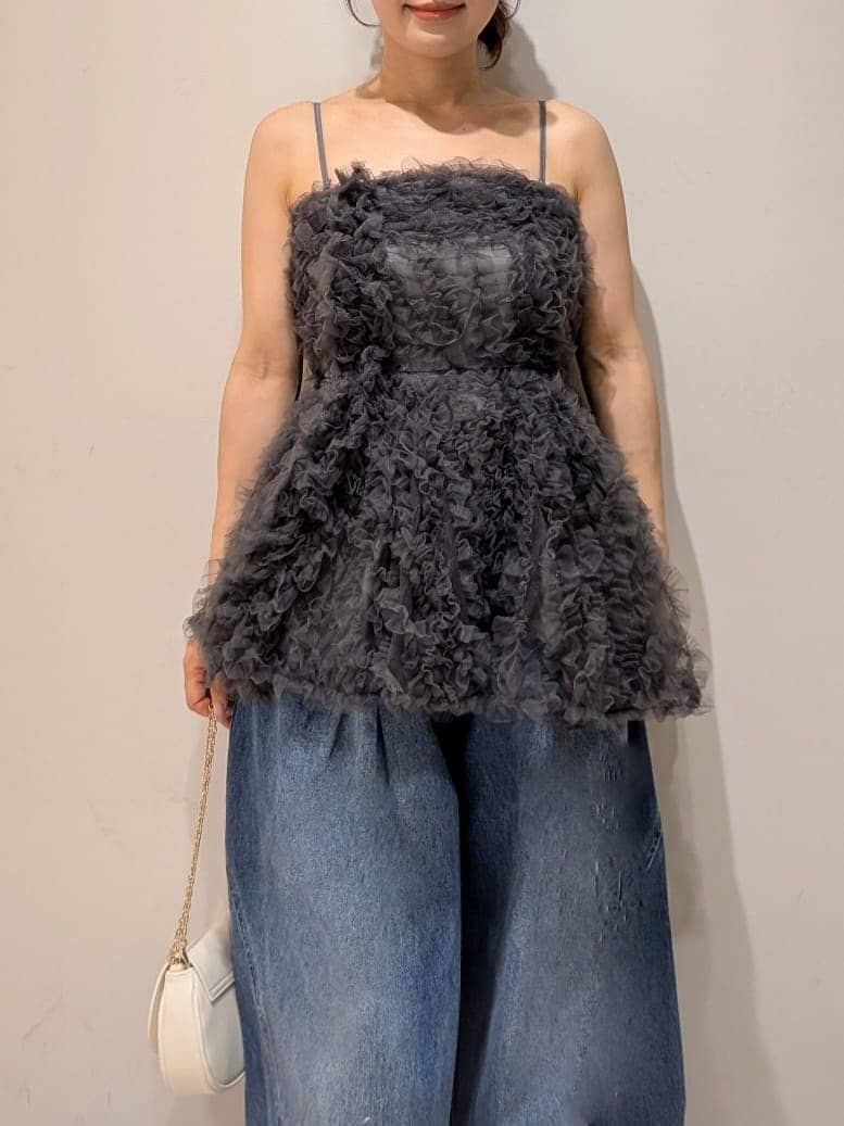 ホワイト系のショルダーバッグ、ブルー系のデニムパンツ、グレー系のシャツ/ブラウスを着用したレディースの夏コーディネートの3枚目の写真