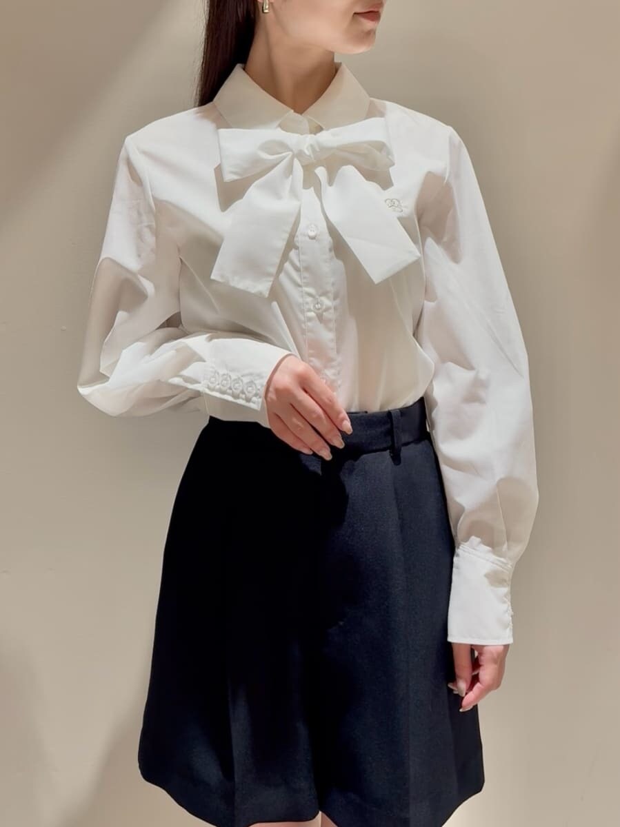 ブルー系のテーラードジャケット、ホワイト系のシャツ/ブラウス、ブルー系のその他パンツを着用したレディースの秋コーディネートの7枚目の写真