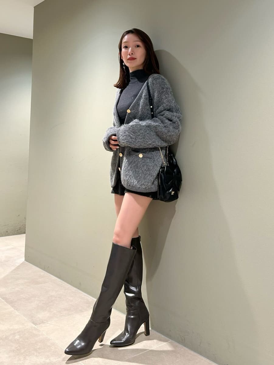 グレー系のブーツ、グレー系のノーカラージャケット、グレー系のその他パンツを着用したレディースの冬コーディネートの3枚目の写真