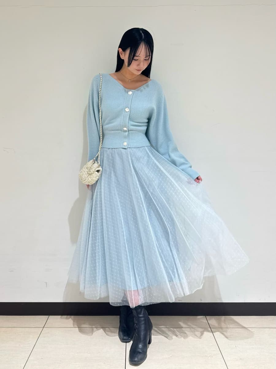 ホワイト系のショルダーバッグ、ブルー系のワンピース、ホワイト系のチェスターコートを着用したレディースの秋コーディネートの2枚目の写真