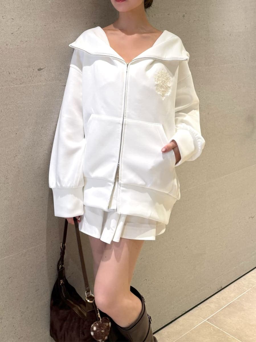ホワイト系のその他パンツ、ホワイト系のパーカー、ブラウン系のブーツを着用したレディースの夏コーディネートの6枚目の写真