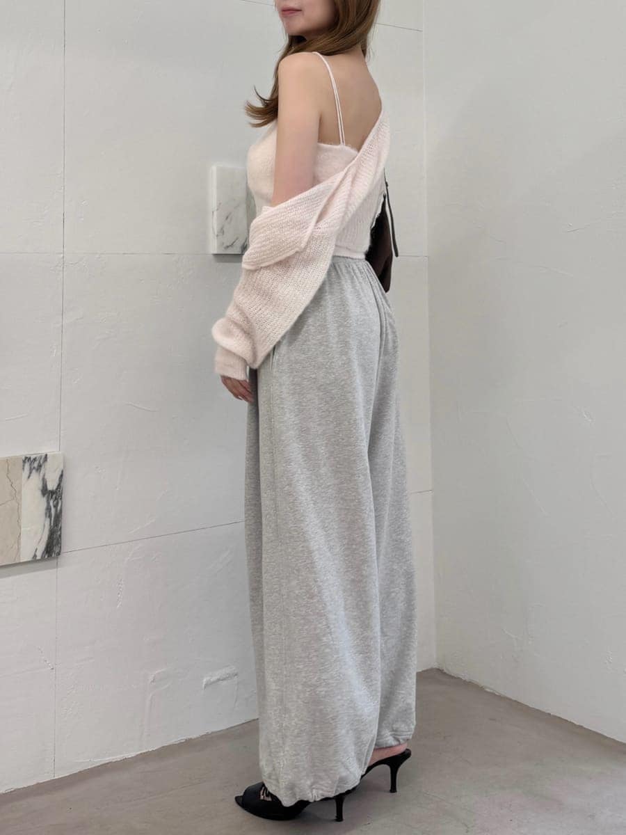 グレー系のその他パンツ、ピンク系のカーディガン/ボレロ、ブラック系のサンダルを着用したレディースの秋コーディネートの3枚目の写真