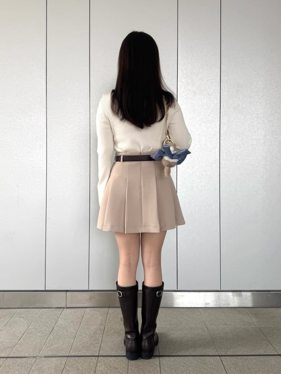 ベージュ系のスカート、ホワイト系のショルダーバッグ、ベージュ系のキーケース/キーアクセサリーを着用したレディースの冬コーディネートの3枚目の写真