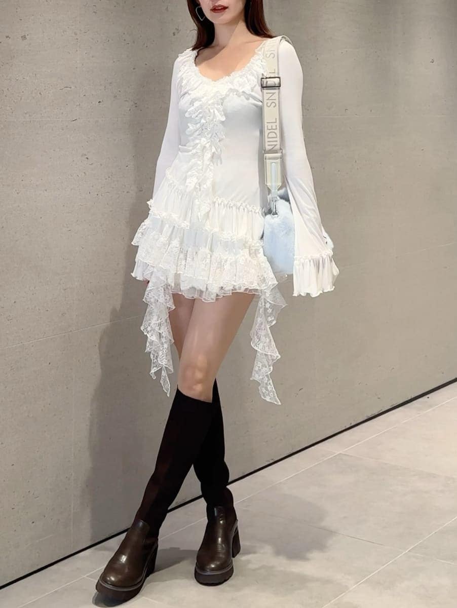 ブルー系のチェスターコート、その他のその他パンツ、ホワイト系のTシャツ/カットソーを着用したレディースの秋コーディネートの9枚目の写真