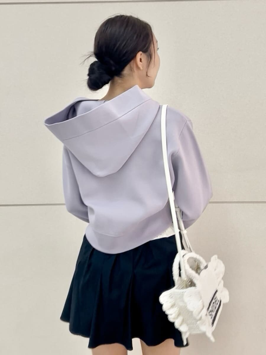ブルー系のその他パンツ、パープル系のパーカー、ホワイト系のショルダーバッグを着用したレディースの春コーディネートの7枚目の写真