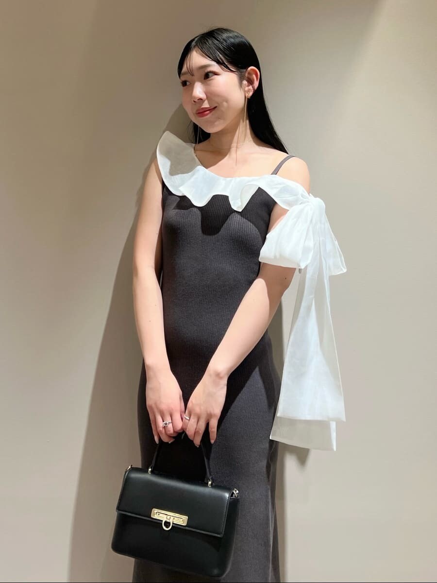 グレー系のワンピース、ブラック系のショルダーバッグ、その他のピアス（両耳用）を着用したレディースの夏コーディネートの5枚目の写真