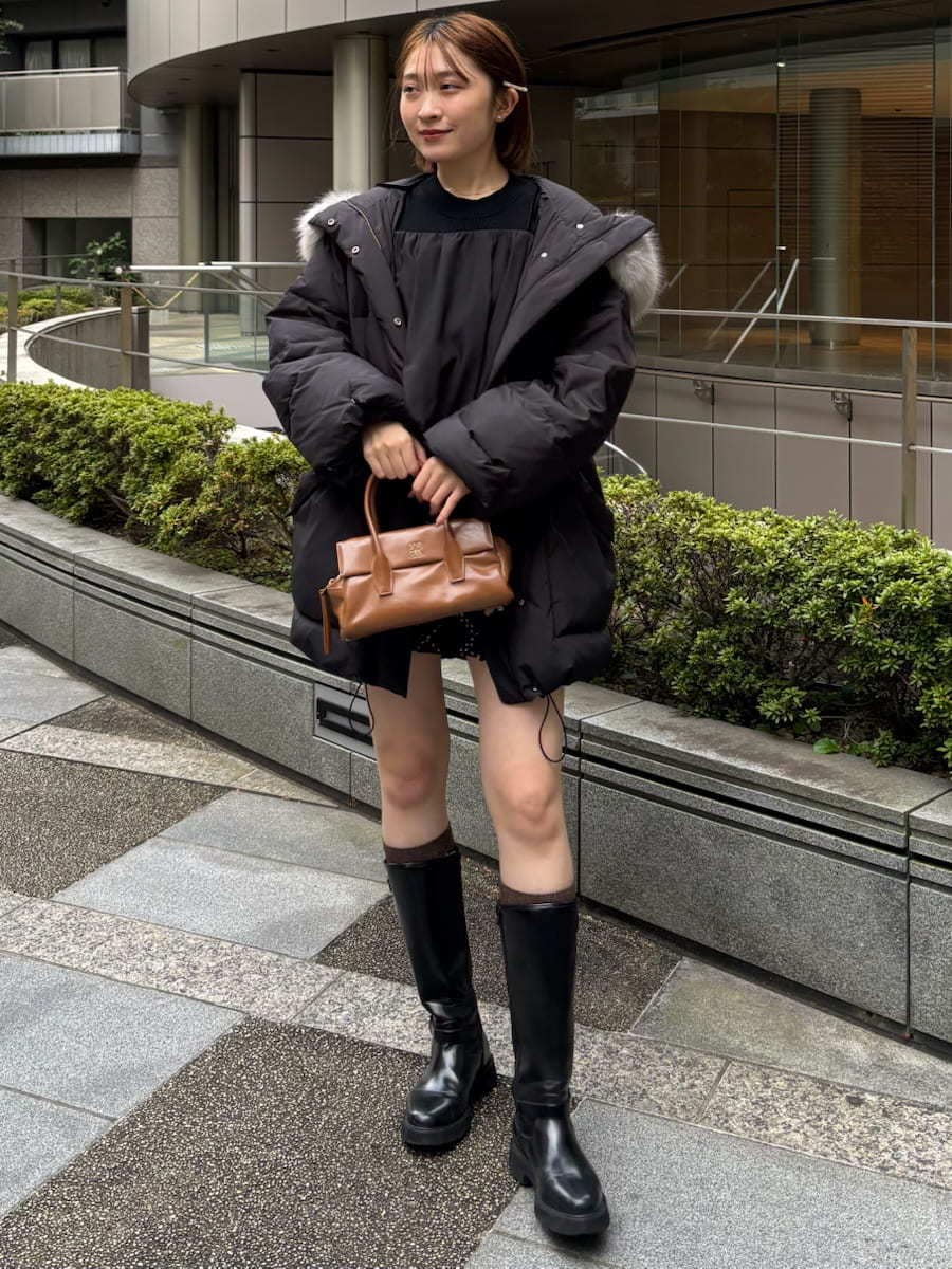 ブラック系のブーツ、ブルー系のその他パンツ、ブラック系のニット/セーターを着用したレディースの秋コーディネートの2枚目の写真