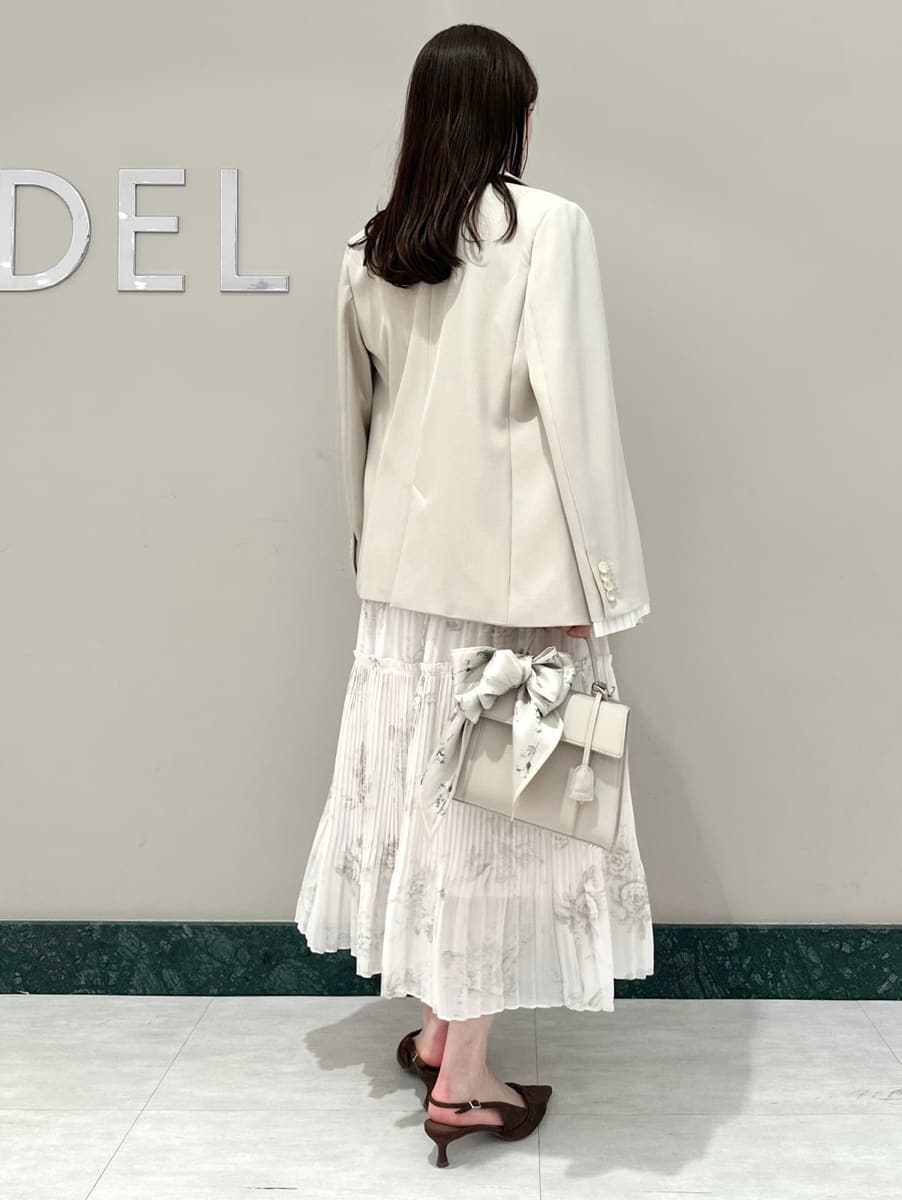 ベージュ系のテーラードジャケット、ピンク系のワンピース、ブラウン系のパンプスを着用したレディースの春コーディネートの3枚目の写真