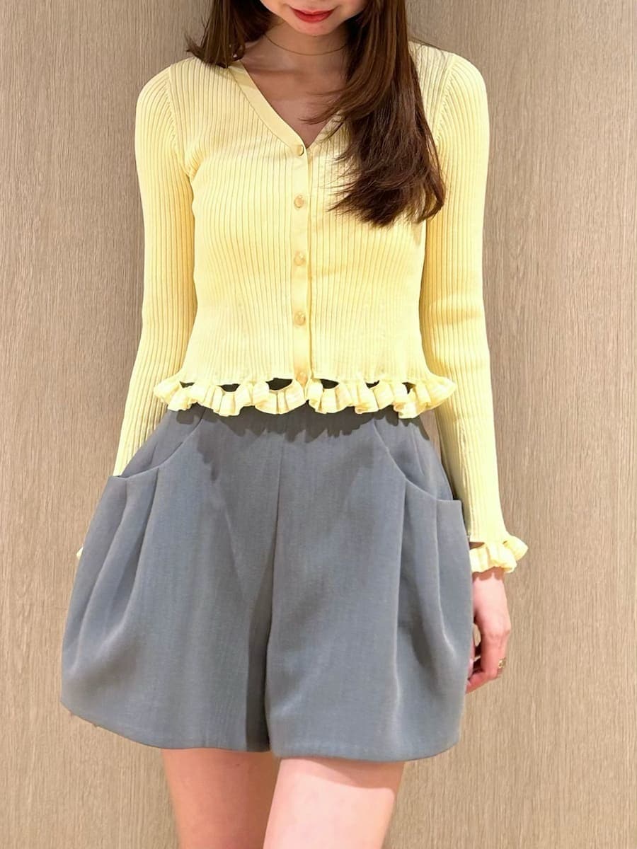 グレー系のその他パンツ、イエロー系のカーディガン/ボレロを着用したレディースの春コーディネートの4枚目の写真