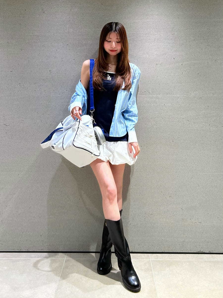 ブルー系のワンピース、ブルー系のシャツ/ブラウス、シルバー系のキーケース/キーアクセサリーを着用したレディースの春コーディネートの10枚目の写真