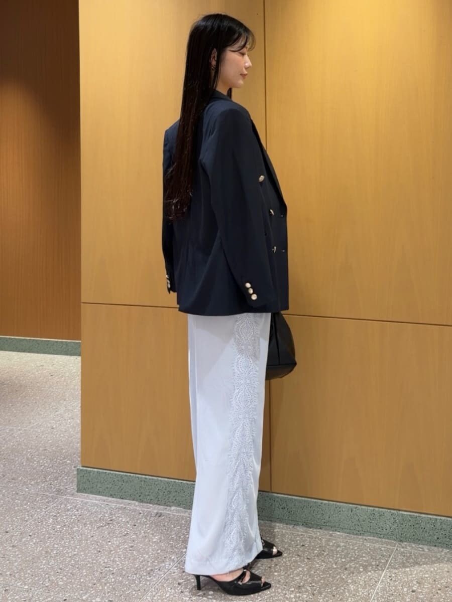 ブルー系のテーラードジャケット、ブルー系のその他パンツ、ブルー系のキャミソールを着用したレディースの秋コーディネートの3枚目の写真