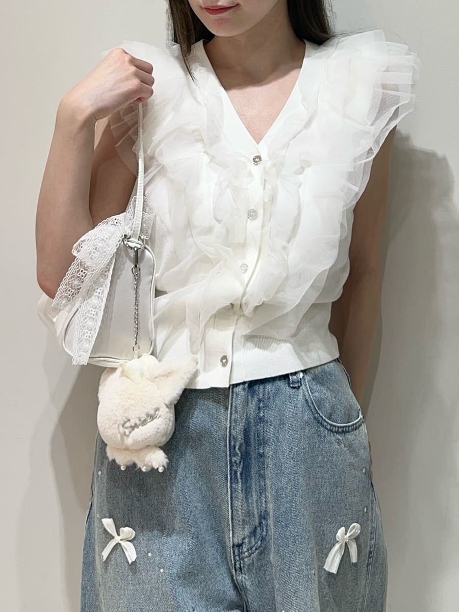 ホワイト系のサンダル、ブルー系のその他パンツ、ホワイト系のニット/セーターを着用したレディースの夏コーディネートの2枚目の写真