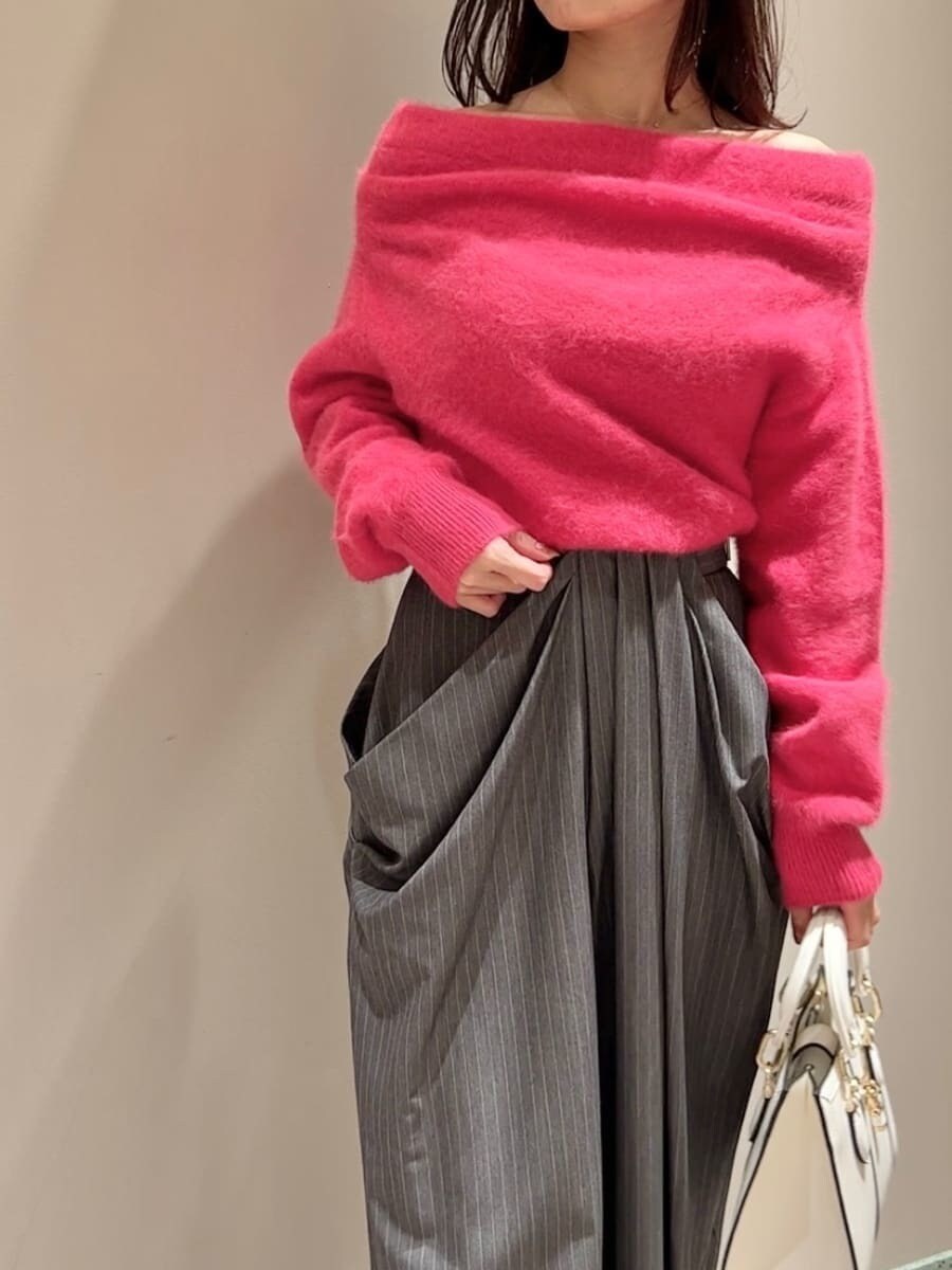 レッド系のブーツ、ピンク系のニット/セーター、グレー系のその他パンツを着用したレディースの冬コーディネートの3枚目の写真