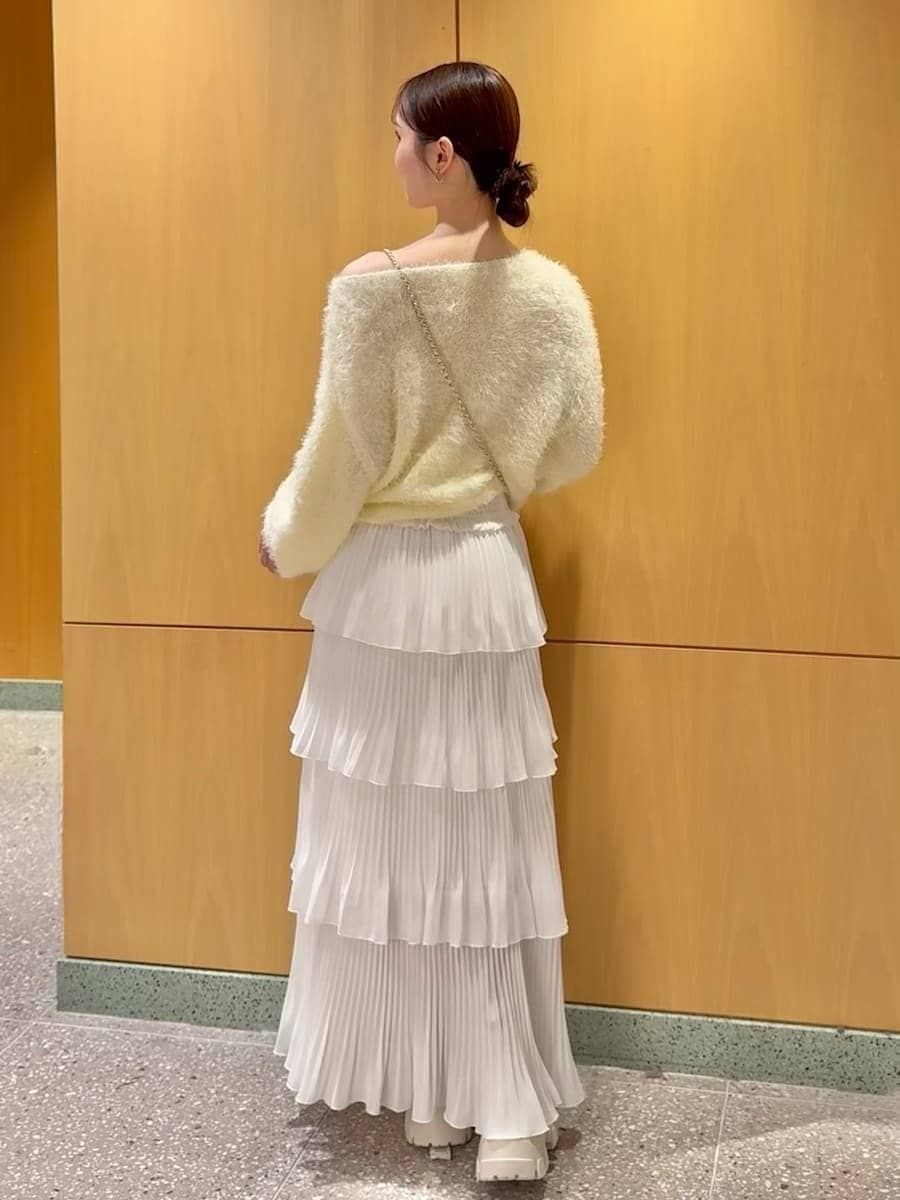 ホワイト系のショルダーバッグ、ホワイト系のブーツを着用したレディースの冬コーディネートの3枚目の写真