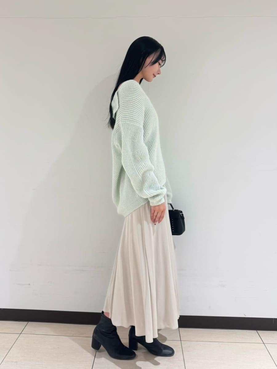 ブラック系のショルダーバッグ、グリーン系のワンピースを着用したレディースの冬コーディネートの3枚目の写真