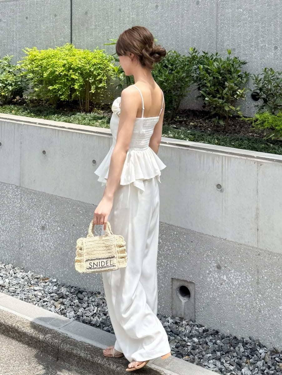 ベージュ系のショルダーバッグ、ホワイト系のその他パンツ、その他のサンダルを着用したレディースの夏コーディネートの2枚目の写真