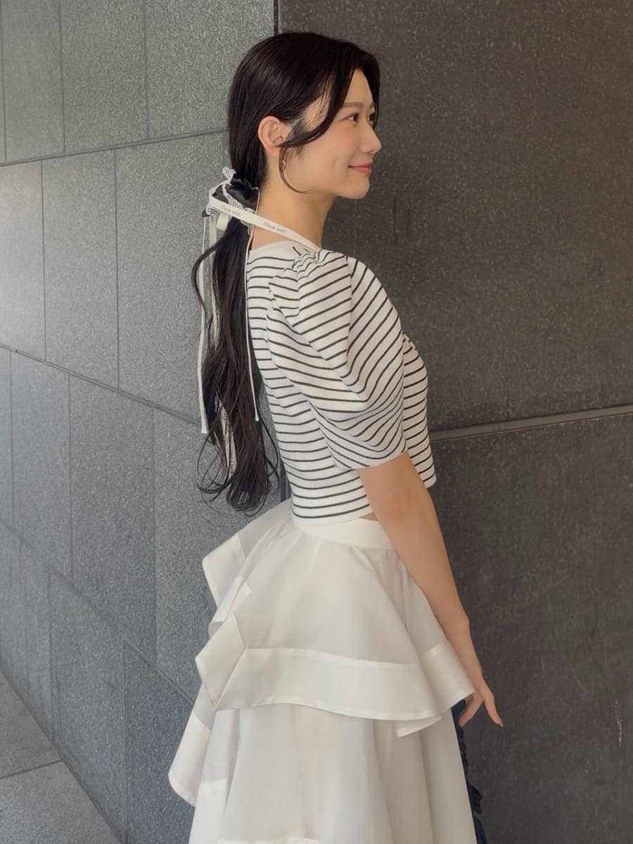 ホワイト系のスカート、その他のカーディガン/ボレロ、ブラック系のパンプスを着用したレディースの春コーディネートの5枚目の写真