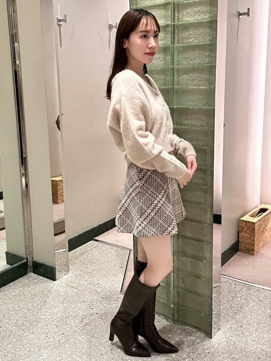 ピンク系のカーディガン/ボレロ、ピンク系のスカート、グレー系のブーツを着用したレディースの秋コーディネートの3枚目の写真