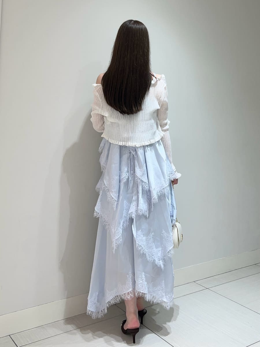 ホワイト系のショルダーバッグ、ブルー系のワンピース、ブラウン系のサンダルを着用したレディースの夏コーディネートの5枚目の写真