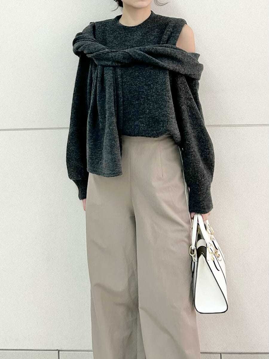 ベージュ系のブーツ、ブラウン系のその他パンツ、グレー系のニット/セーターを着用したレディースの冬コーディネートの5枚目の写真