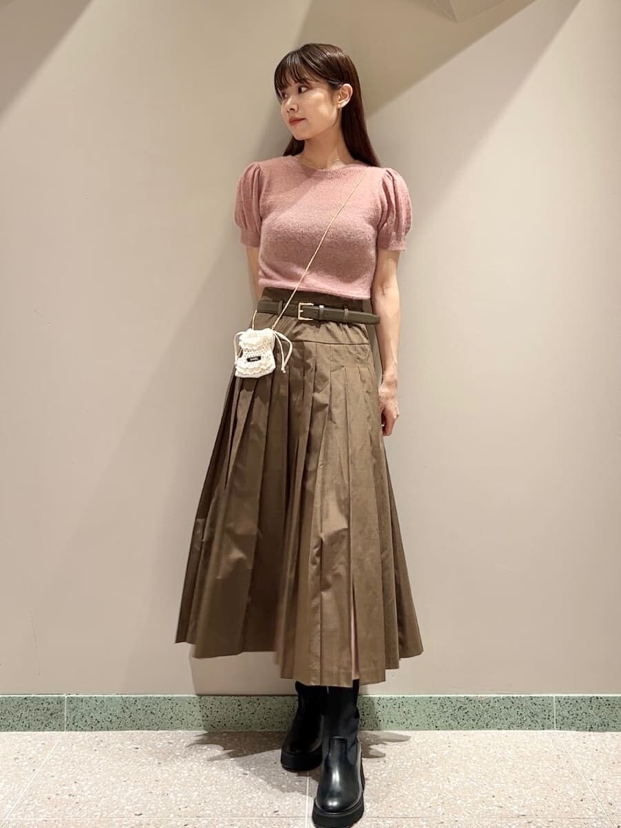 ピンク系のニット/セーター、その他のスカート、ホワイト系のチャームを着用したレディースの夏コーディネートの5枚目の写真