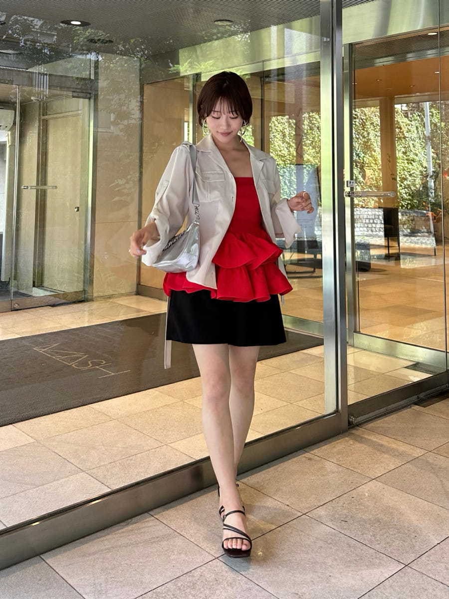 ブラック系のその他パンツ、レッド系のニット/セーター、シルバー系のショルダーバッグを着用したレディースの春コーディネートの5枚目の写真