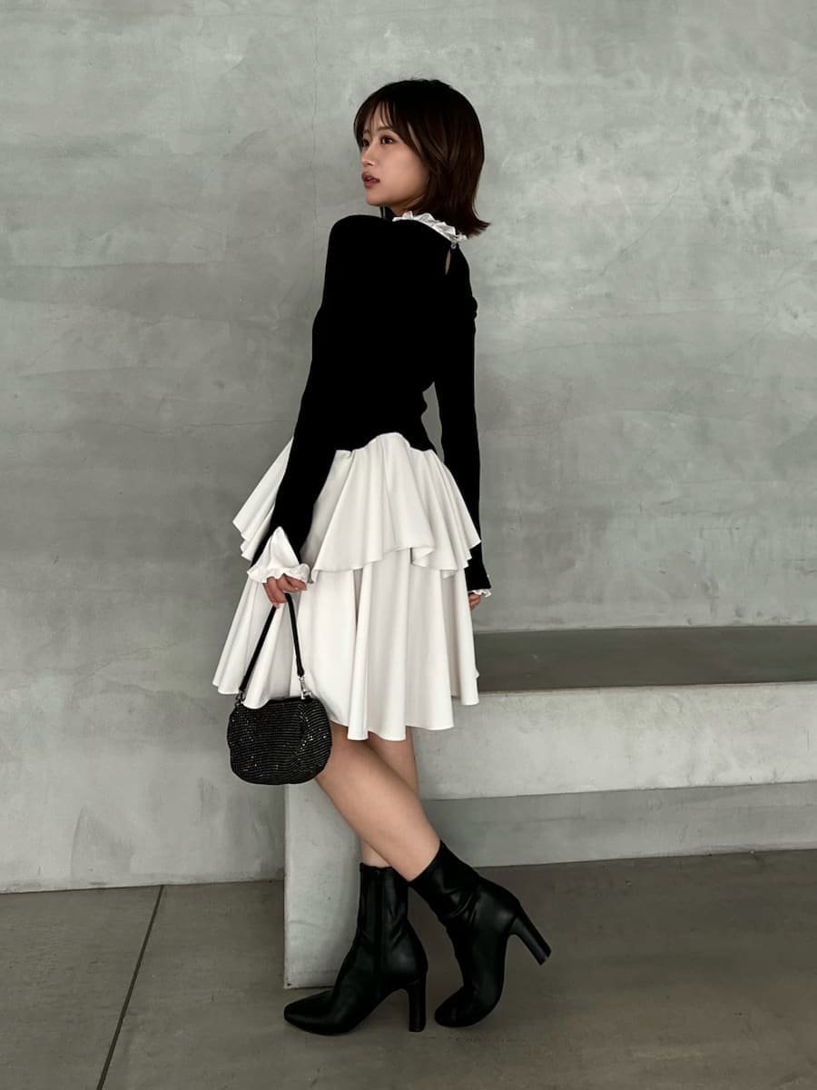 ブラック系のブーツ、ブラック系のワンピースを着用したレディースの冬コーディネートの6枚目の写真