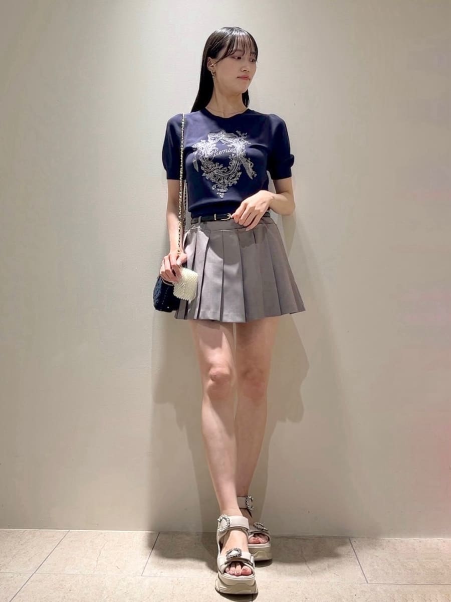 グレー系のその他パンツ、ブルー系のニット/セーター、ベージュ系のサンダルを着用したレディースの夏コーディネートの2枚目の写真