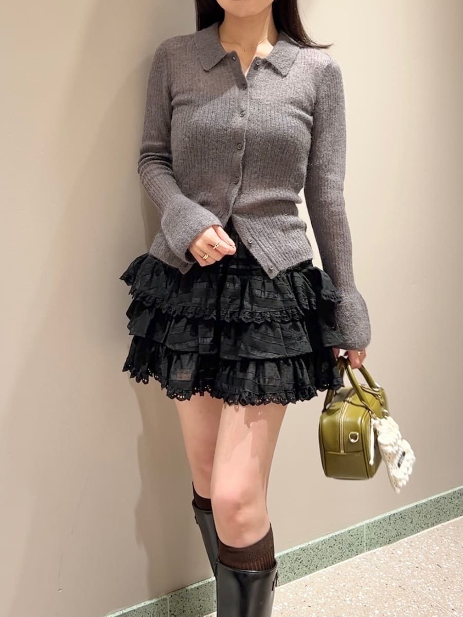 グレー系のニット/セーター、ブラック系のその他パンツ、グリーン系のボストンバッグを着用したレディースの秋コーディネートの6枚目の写真