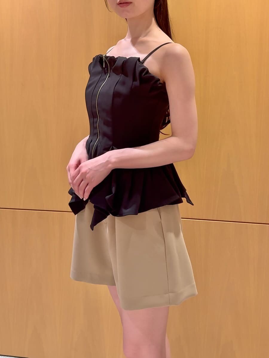 ベージュ系のその他パンツ、ブラック系のその他トップス、ブラック系のボストンバッグを着用したレディースの夏コーディネートの6枚目の写真