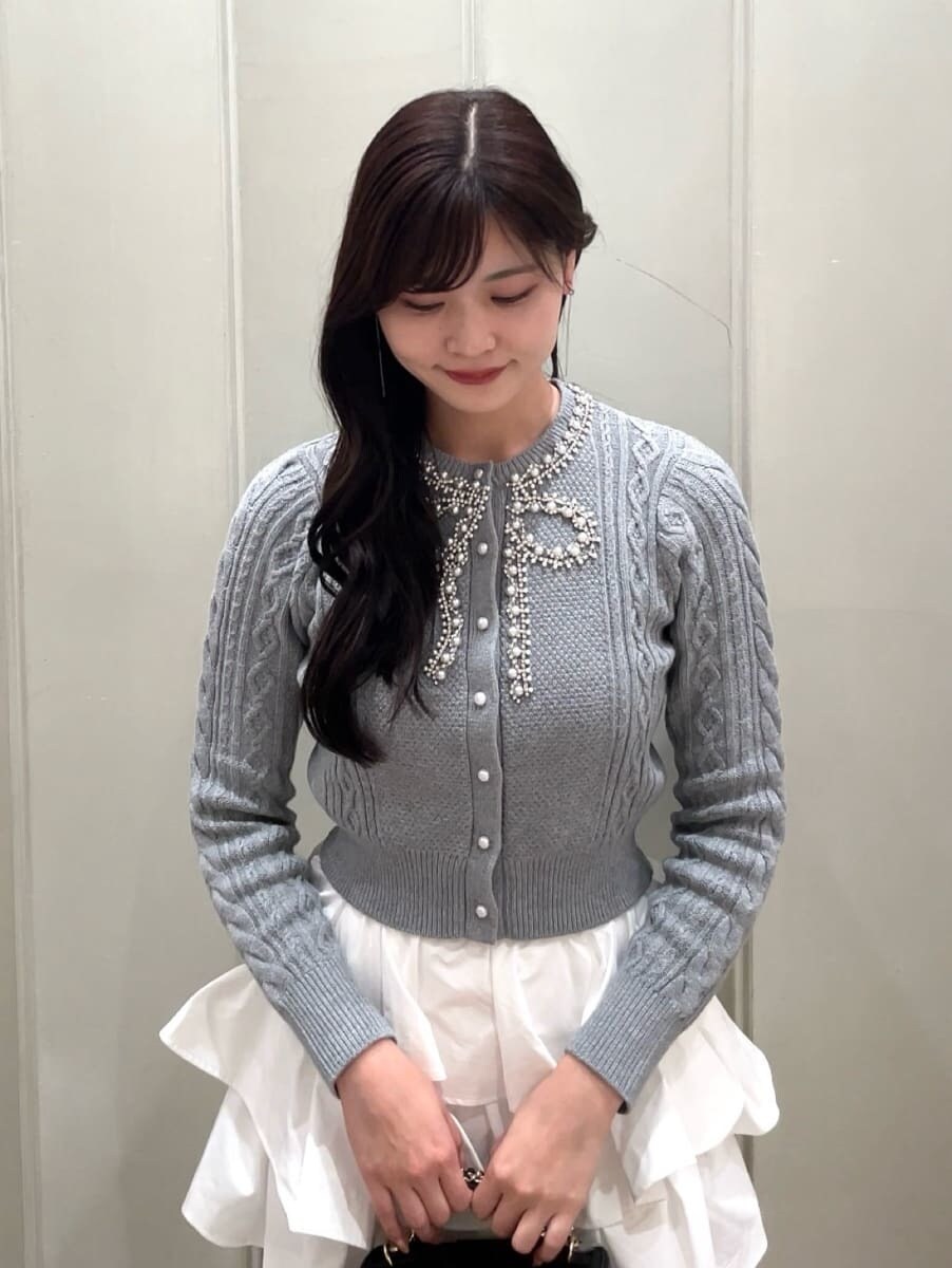 ホワイト系のその他パンツ、グレー系のニット/セーター、ブラック系のブーツを着用したレディースの秋コーディネートの7枚目の写真