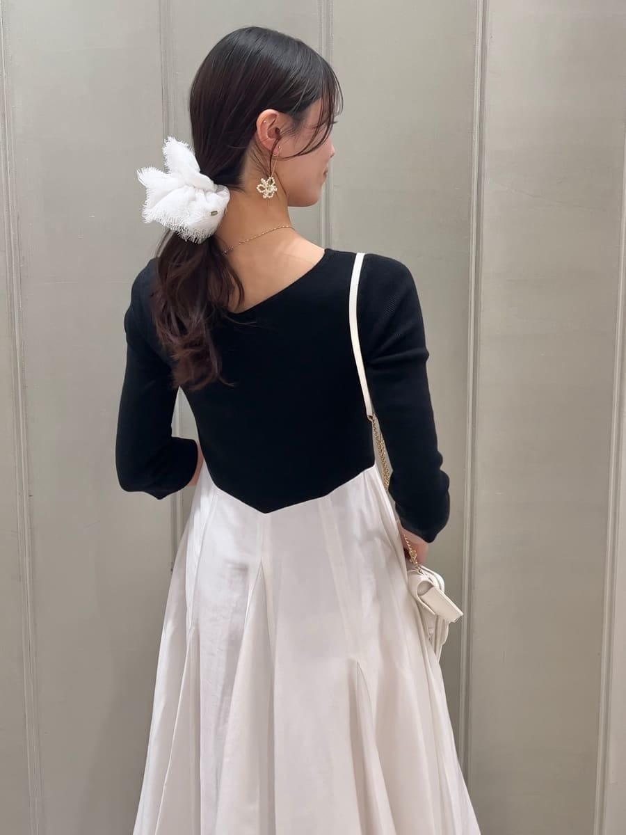 ホワイト系のショルダーバッグ、シルバー系のスニーカー、その他のワンピースを着用したレディースの冬コーディネートの9枚目の写真