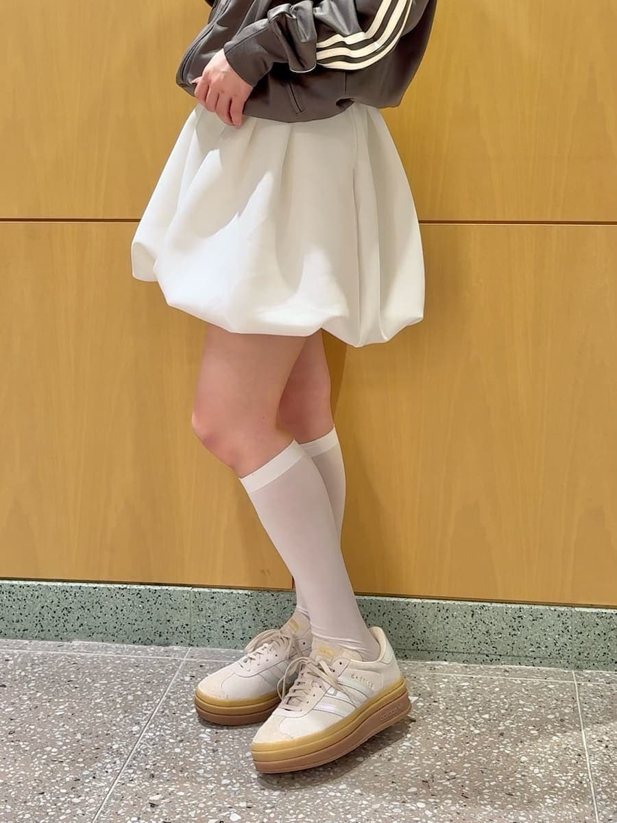 ホワイト系のワンピース、ブラック系のショルダーバッグ、その他のスニーカーを着用したレディースの冬コーディネートの8枚目の写真